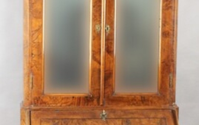 Trumeau in noce e radica, parte superiore a due sportelli a specchio, parte inferiore a tre cassetti ed uno sportello a calatoia con cassettini e vuoti all'interno, altezza 204x93x50 cm, primi '900.