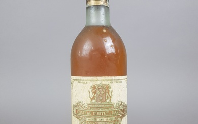Une bouteille de Château Coutet, Barsac, 1983 Étiquette sale