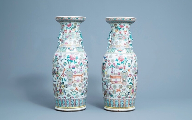 Une paire de vases en porcelaine de Chine famille rose à décor d'antiquités, 19ème siècle