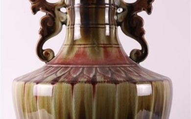 Vase à glaçure rouge et brune avec oreilles de dragon, Chine, d'après un exemple ancien,...