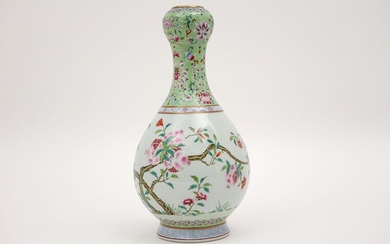Vase chinois en porcelaine marquée avec un décor 'Famille Rose' avec fleurs et pêches -...