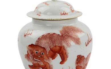 Vase en porcelaine chinoise, peinture surglaçure « rouge fer ». Le chien Fo est représenté,...
