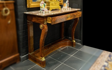 Vroeg negentiende eeuwse Empire-console in acajou met sierlijke voorpoten met bronzen leeuwenklauwenpoten...