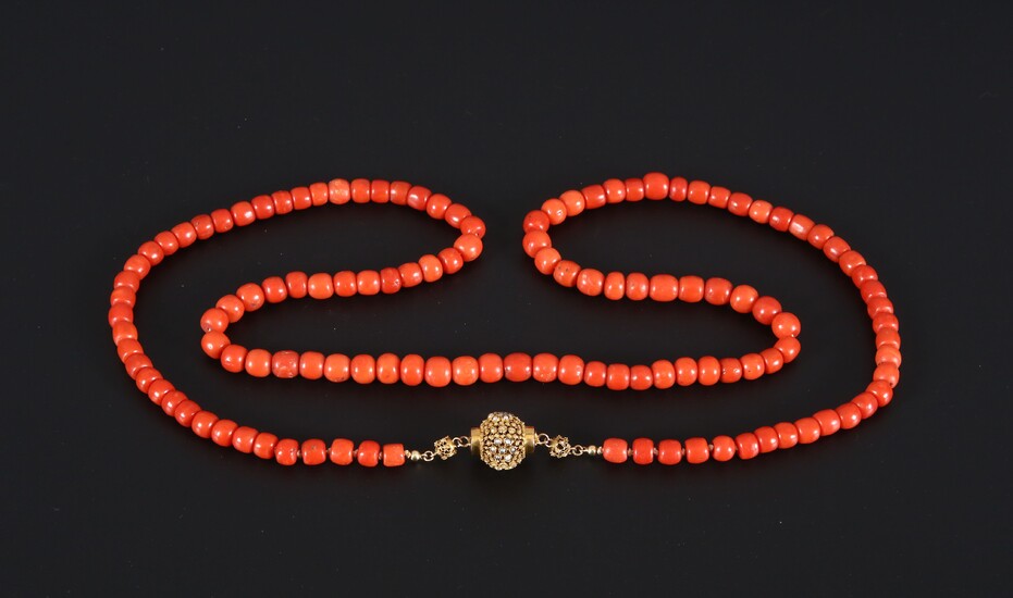 Zeeland, antique red coral necklace with gold lock
