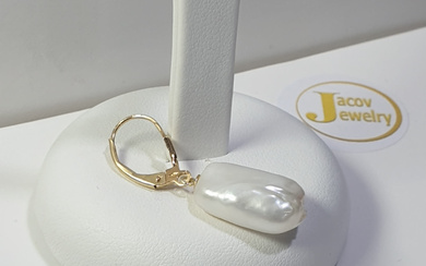 14K yellow gold single earring with a natural pearl in...