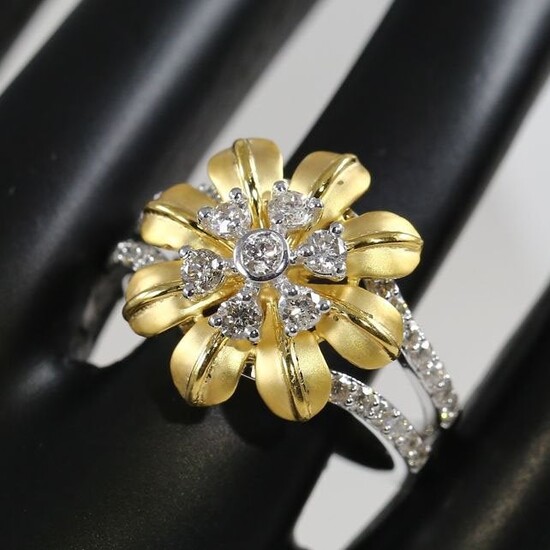 18K/750 Yellow Gold IGI Certified Designer Diamond Ring
