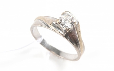 A DIAMOND RING OF APPROXIMATELY 0.30CTS IN PALLADIUM.