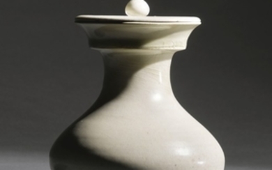 A WHITE-GLAZED VASE AND COVER SUI DYNASTY
