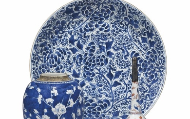 A CHINESE BLUE AND WHITE JAR, A DISH, AND A CHINESE IMARI ROSEWATER SPRINKLER, KANGXI PERIOD (1662-1722)