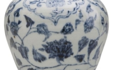 A SMALL BLUE AND WHITE VASE, MEIPING, LATE QING DYNASTY