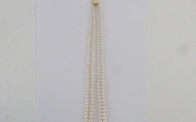 Un collier de perles double rang, long : 46cm, dia…
