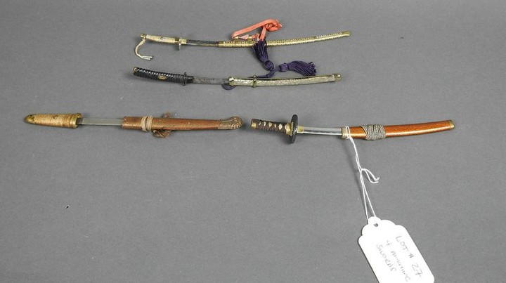 4 MINATURE SAMUARI SWORDS