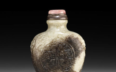 A BLACK AND GRAY JADE SNUFF BOTTLE