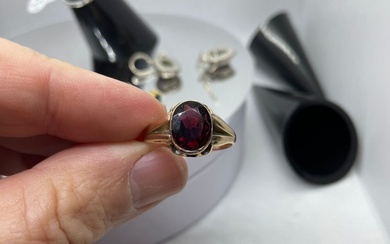 9CT YELLOW GOLD & GARNET SOLITAIRE RING