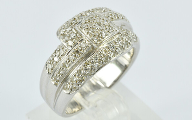 A 14CT WHITE GOLD AND DIAMOND RING
