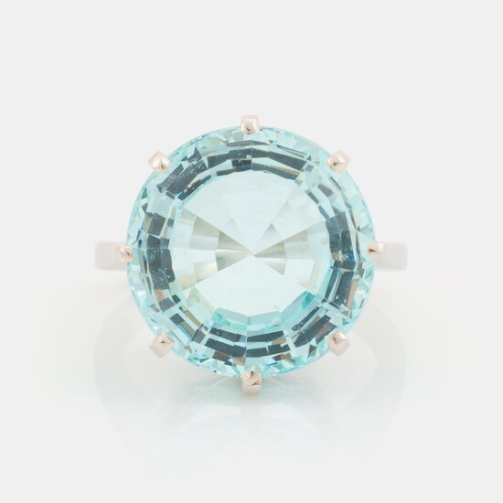 A 14K white gold ring set with a faceted aqumarine