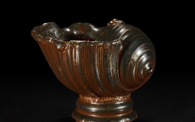 A Chinese faux bronze porcelain coupe 瓷仿铜贝壳水盂