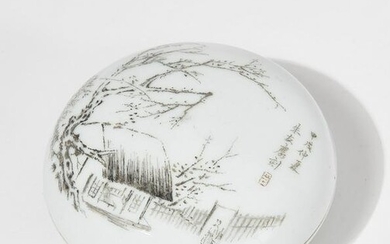 A Chinese porcelain circular covered box