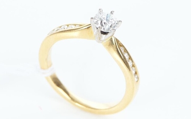 A DIAMOND DRESS RING IN 18CT GOLD, TOTAL DIAMOND WEIGHT ESTIMATED 0.43CT, SIZE J-K, 3.4GMS