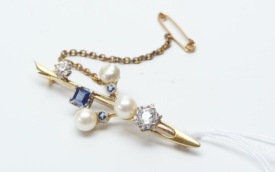 A DIAMOND, SAPPHIRE AND PEARL BROOCH IN 14CT GOLD, 50MM, 6.2GMS