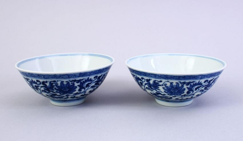 A FINE PAIR OF CHINESE MING STYLE BLUE & WHITE