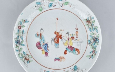 A LARGE CHINESE FAMILLE ROSE DISH WITH MOULDED FLOWERS AND FIGURES - Porcelain - China - Qianlong (1736-1795)