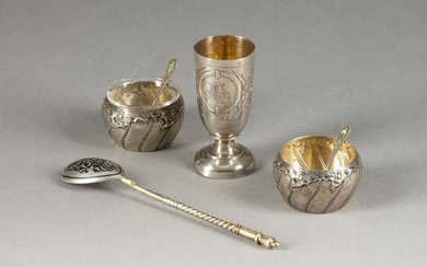 A PAIR OF SILVER SALT CELLARS WITH SPOONS, A VODKA BEAKE