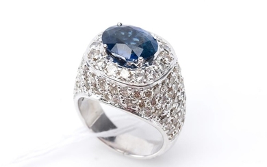 A SAPPHIRE AND DIAMOND CLUSTER RING IN 18CT WHITE GOLD, SAPPHIRE WEIGHING APPROXIMATELY 3.50CTS