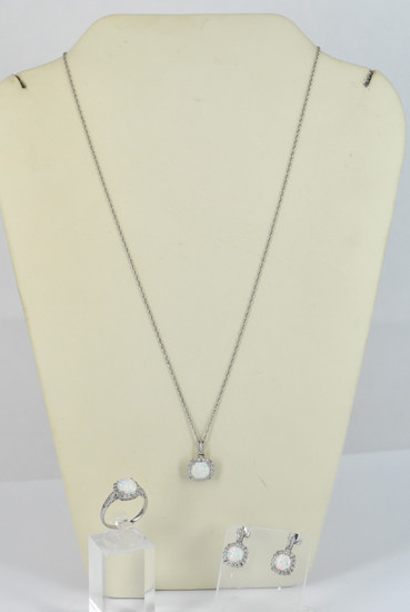 A STERLING SILVER AND OPAL JEWELLERY SET