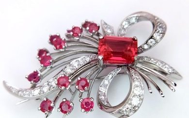 A STUNNING DIAMOND AND RUBY BROOCH SET IN PLATINUM...
