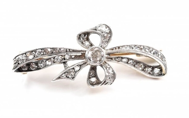 A VICTORIAN DIAMOND BOW BROOCH IN GOLD AND SILVER, total weight 2.9gms