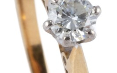 A VINTAGE 18CT GOLD SOLITAIRE DIAMOND RING; set with a round brilliant cut diamond estimated as 0.17ct, VS, size J, wt. 2.02g.