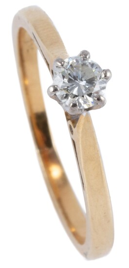 A VINTAGE 18CT GOLD SOLITAIRE DIAMOND RING; set with a round brilliant cut diamond estimated as 0.17ct, VS, size J, wt. 2.02g.