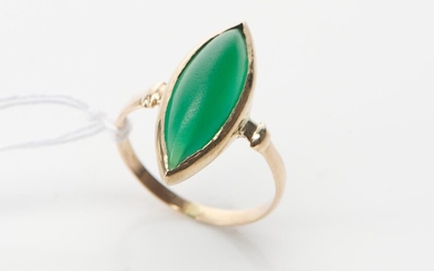 A VINTAGE CHRYSOPRASE RING IN 14CT GOLD, SIZE P, 3.2GMS