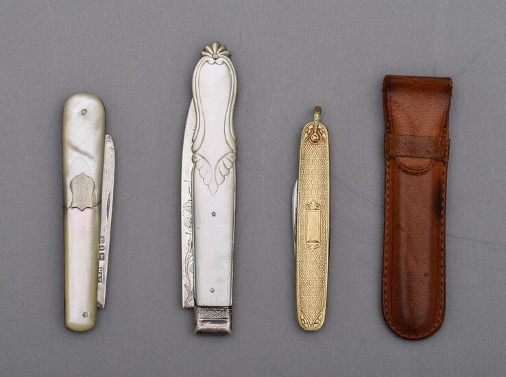 A collection of three silver and gold pocket knives, L 6,2 - 8,7 cm