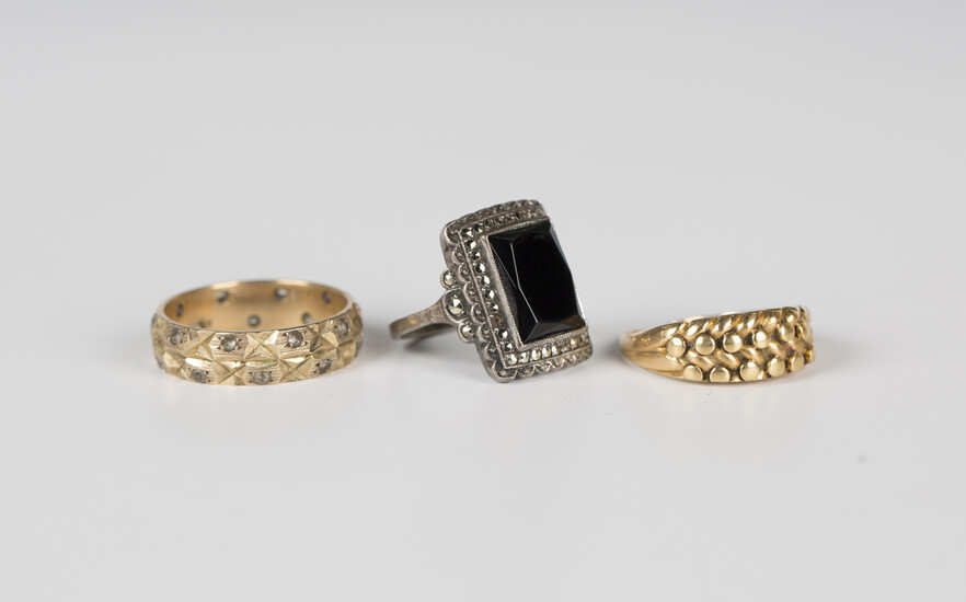 A gold keeper ring in a beaded and interwoven design, weight 4.4g (shank worn and split), a 9ct gold