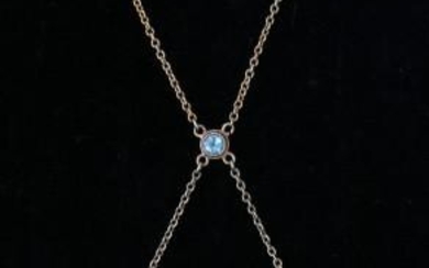 A 14 karat gold negligé aquamarine pendant. Of Art Nouveau design featuring round faceted cut aquamarine. Incl. box. Gross weight: 4.6 g.