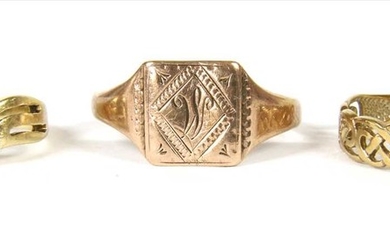 A gold openwork Greek key design ring