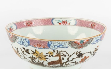 A large Chinese Famille Rose 'Deer' bowl. 19th C. (H:11 x D:28,5 cm)