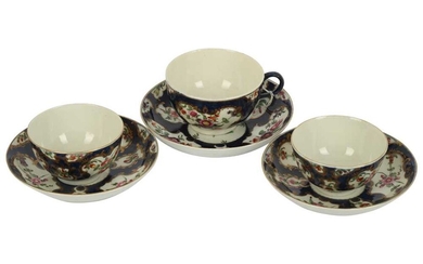A near pair of 18th century Worcester porcelain tea bowls and saucers
