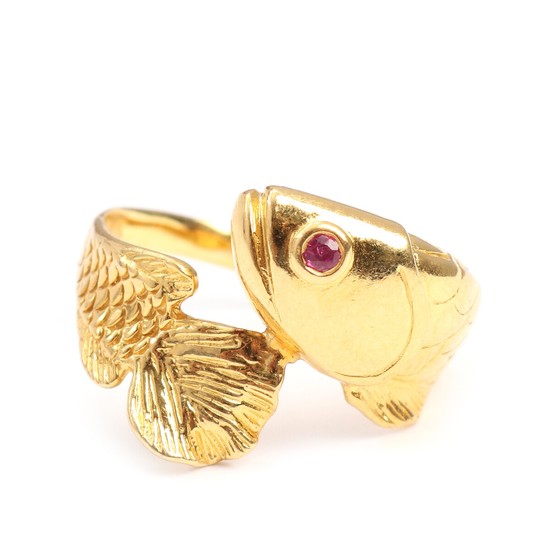 A ruby ring in the shape of a fish set with a round-cut ruby, mounted in 22k gold. Size app. 61–62.