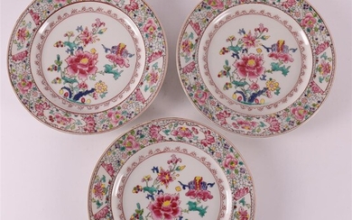 (-), A series of three porcelain famille rose...