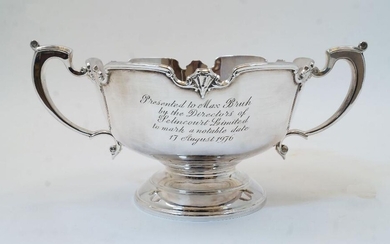 A silver twin handled cup, by Mappin & Webb, Sheffield, 1975, with scalloped rim on circular foot, with presentation engraving and dated 17 August 1976, in Mappin & Webb carboard box, weight approx. 16oz