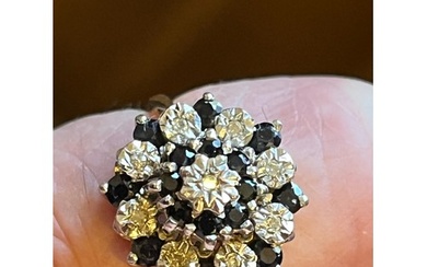 A sparkling Vintage 9ct Gold Sapphire & Diamond Cluster Ring...