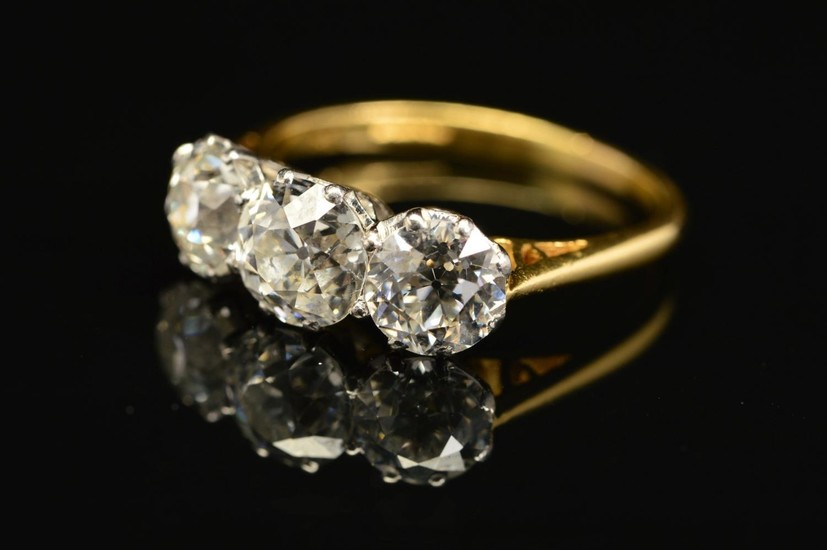 AN 18CT GOLD THREE STONE OLD CUT DIAMOND RING, diamonds meas...