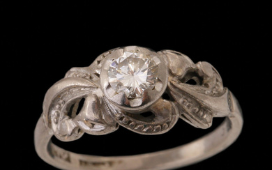AN 18K WHITE GOLD ANTIQUE RING