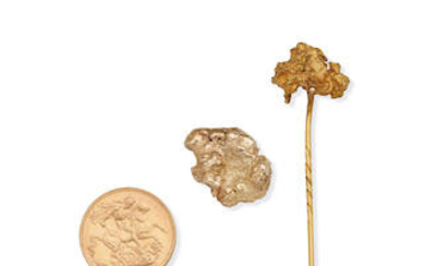 AN AUSTRALIAN GOLD RUSH STICK PIN, TOGETHER WITH A GOLD NUGGET AND A 1925 GOLD SOVEREIGN