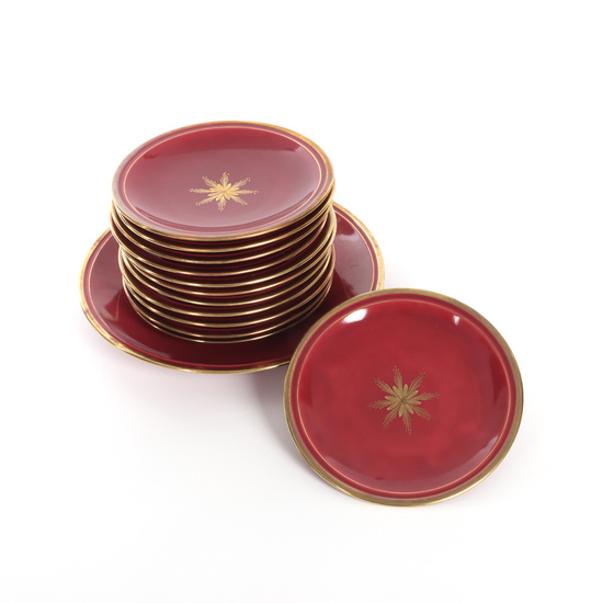 ARTHUR PERCY. 1886—1976. A set of 13 plates, “Red ruby”, Gefle, 1930s.