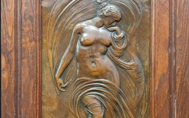 Panneau de cuivre Art Nouveau avec une jeune fille et un hibou, H.66cm L.38cm (taille...