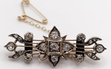 An early 20th century diamond bar brooch, all in 4.3 g